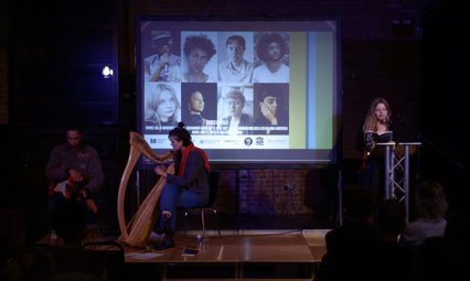 Musikerne Rory A. Green og Ada Grace Francis og digteren Billie Meredith på scenen ved Manchester Literature Festival 2023.