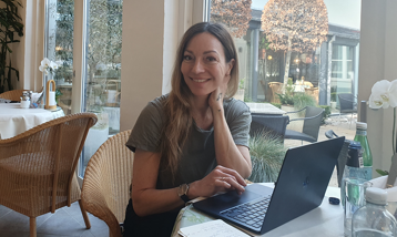 Katrine Engberg sidder på et hotel i Thy.